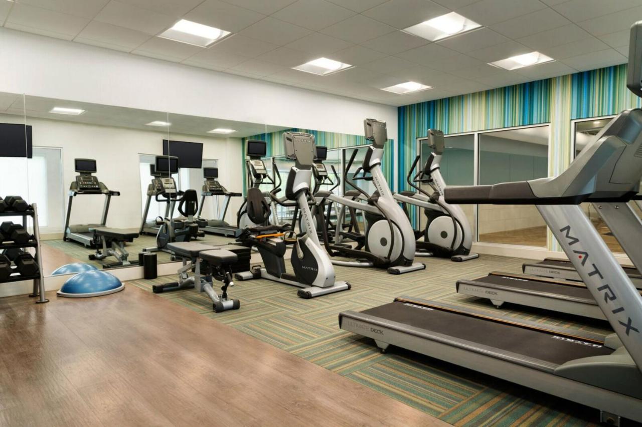 https://www.memorialcoliseum.com/images/Images/Where_to_Stay_Images/Holiday_Inn_Express_FW_North/Fitness-Center-1.jpg